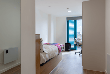 Penthouse En Suite at Ty Nant, 180 High Street, City Centre, Swansea, SA11NE - Image 2